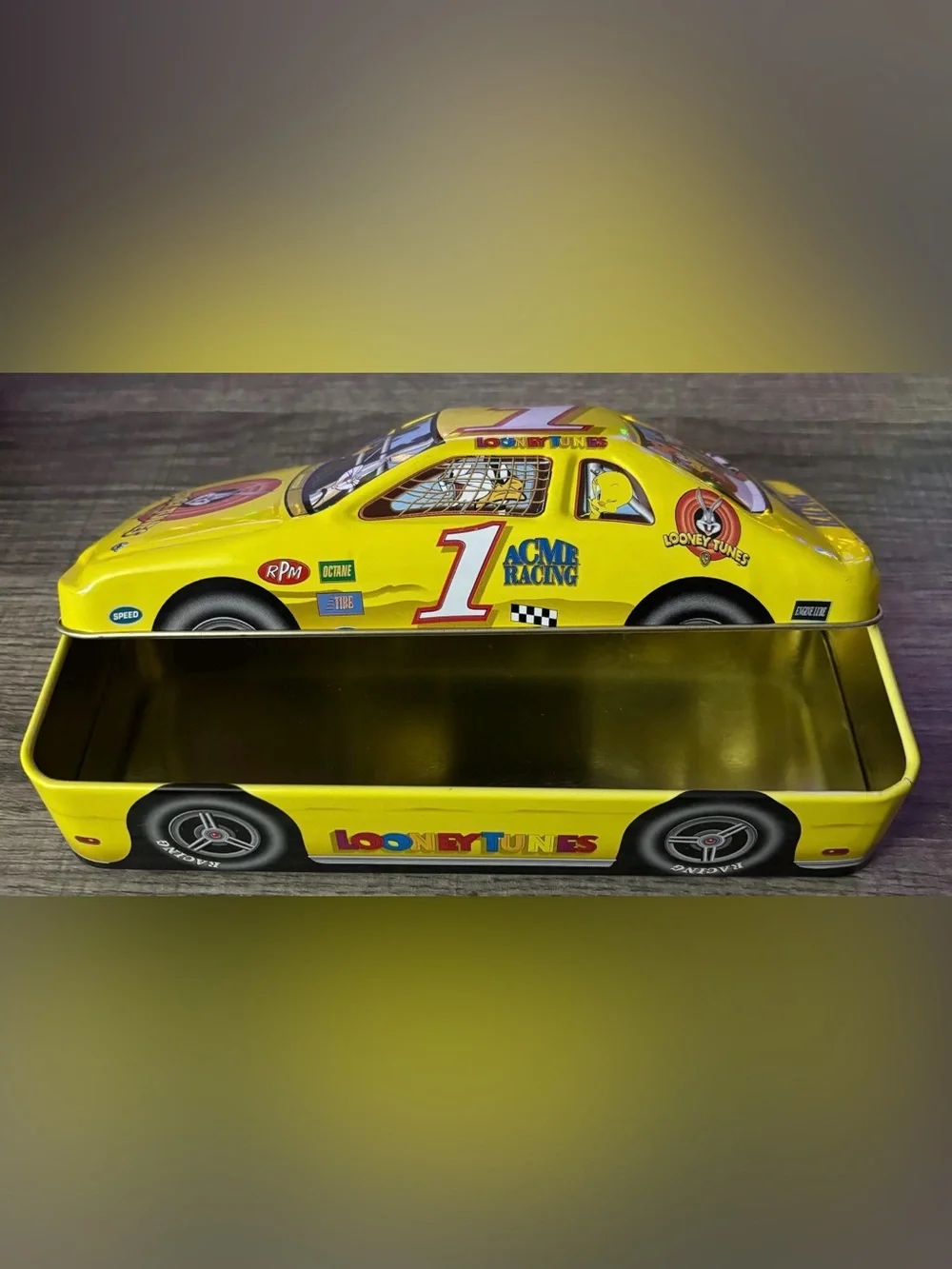 Looney Tunes vintage Race Car Storage Tin Bugs Bunny Daffy Duck Foghorn Leghorn